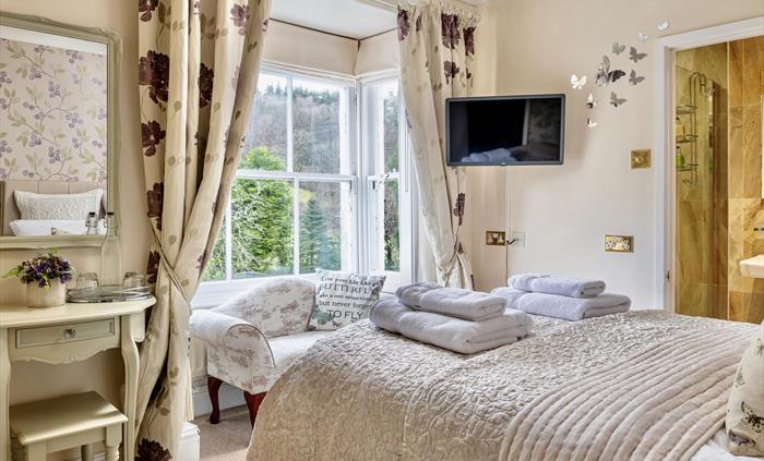 Stylish Double Lilac with ensuite walk in wall and rain shower bay window seat overlooking the gardens and garden steam - great for a luxury romantic